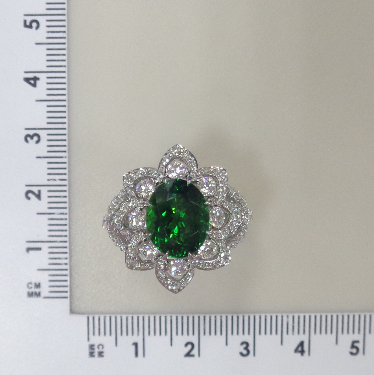 Кольцо из белого золота с хромтурмалином